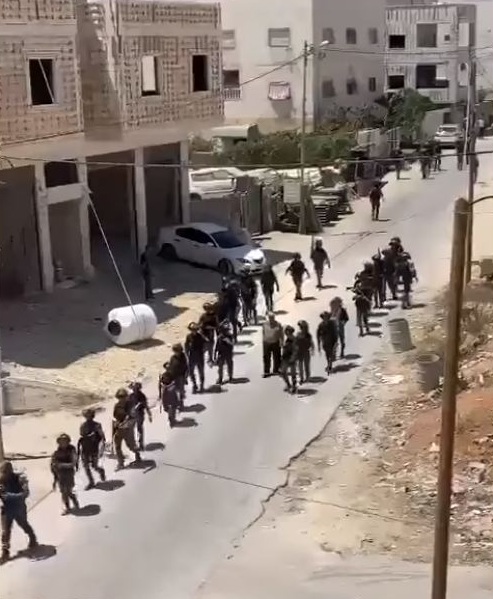 الاحتلال يعتقل مواطنين من الخليل