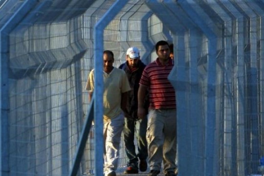 الشرطة الإسرائيلية تلاحق العمال الفلسطينيين بالبلدات العربية بأراضي العام48
