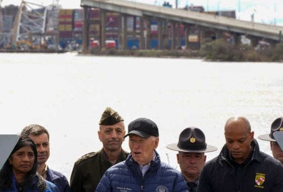 الرئيس بايدن يتفقد موقع انهيار جسر بالتيمور ويتعهد بتقديم الدعم