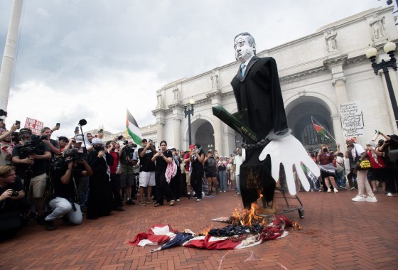 هاريس تندد بحرق عَلم أميركا خلال احتجاج مؤيد للفلسطينيين