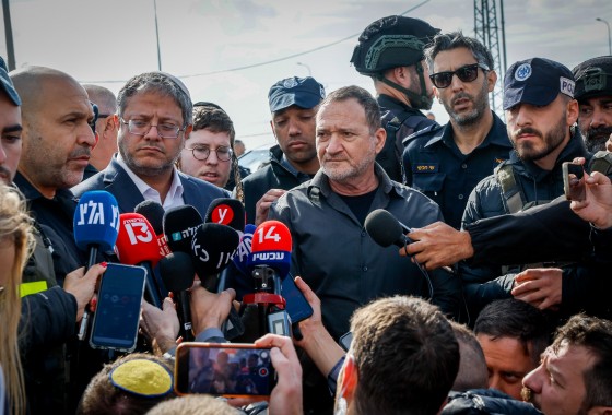 قائد الشرطة الإسرائيلية يؤكد تلقيه تهديدات من بن غفير لمنع تأمين المساعدات لغزة