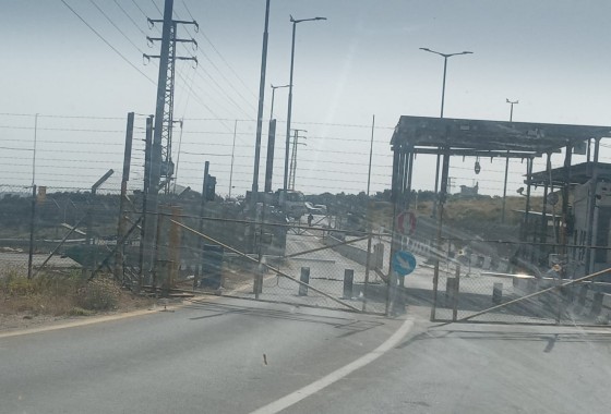 الاحتلال يغلق حاجز بيت اكسا شمال غرب القدس ويمنع طلبة "التوجيهي" من الخروج لتقديم الاختبار