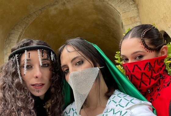 مصممة الأزياء المقدسية لورين امسيح تناصر القضية الفلسطينية في ايطاليا على طريقتها الخاصة