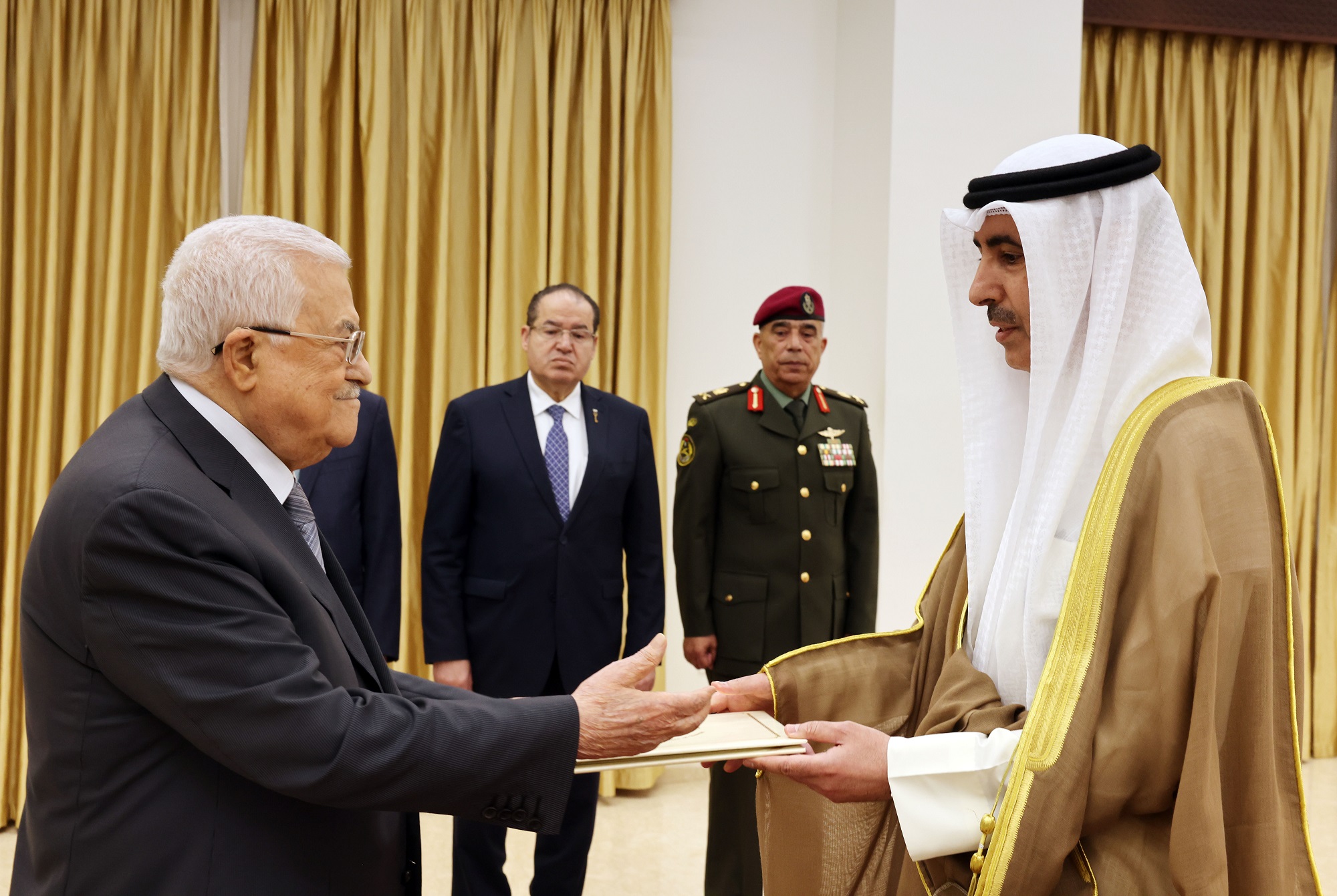 الرئيس يتقبل أوراق اعتماد سفير دولة الكويت لدى دولة فلسطين