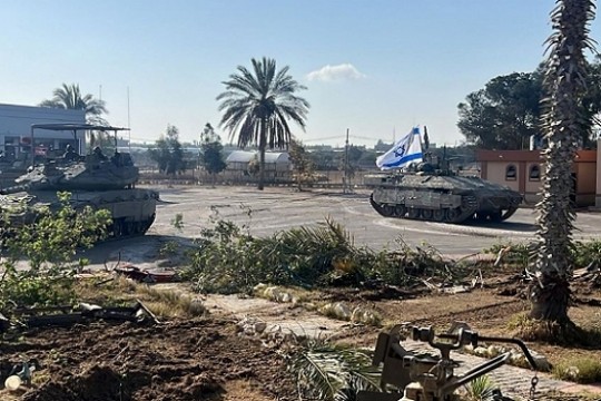 احتلال معبر رفح: توتر بين مصر وإسرائيل... توقف دخول المساعدات إلى غزة