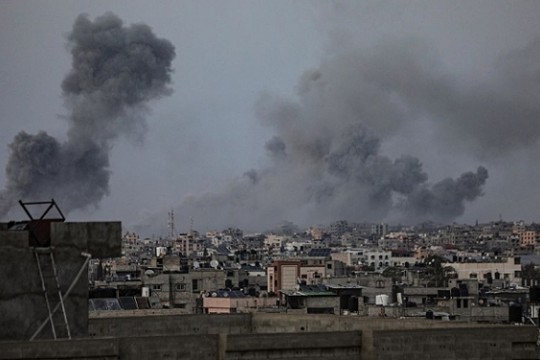 جيش الاحتلال يكثف قصفه لقطاع غزة.. وعدد الشهداء 34971 منذ بدء العدوان