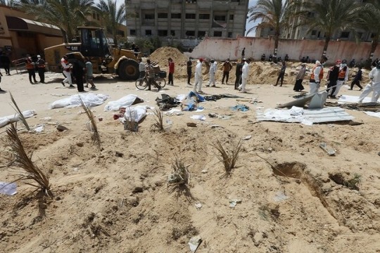 العثور على 80 جثمانا في 3 مقابر جماعية بمجمع الشفاء في مدينة غزة