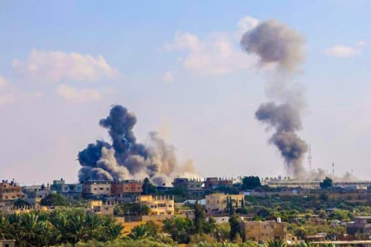 8 شهداء في قصف مكثف على رفح والاحتلال يتمركز قرب المعبر وعدة قذائف تطال مبانيه