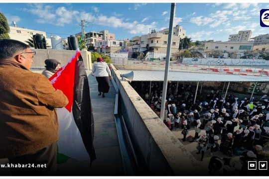 الخليل: الاحتلال يعتقل مواطنا ويزيل سارية العلم الفلسطيني من مدرسة خرسا