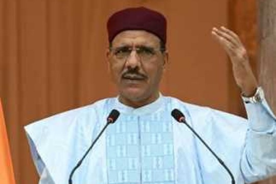 قادة الانقلاب بالنيجر يعتزمون محاكمة الرئيس بازوم بتهمة الخيانة العظمى