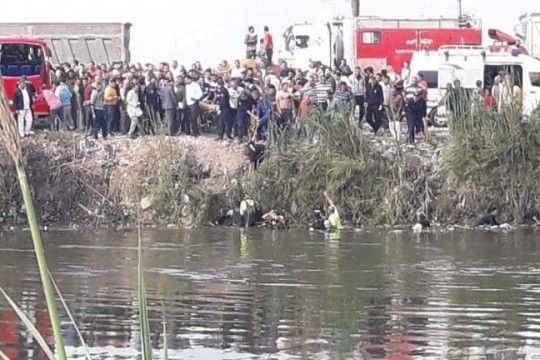 مصرع 19 شخصا إثر سقوط حافلة في نهر النيل