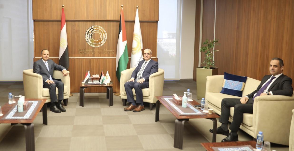 محافظ سلطة النقد يلتقي السفير المصري لدى فلسطين