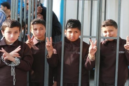 175 طفلا يعانون إرهاب الاحتلال في السجون 