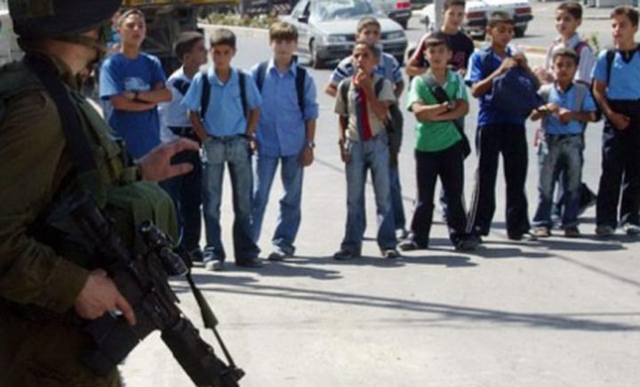 الاحتلال يعتقل فتاة ويقتحم مدرسة ويحتجز معلمين في الخليل