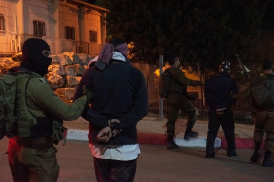 الاحتلال يعتقل ثلاثة مواطنين شرق سلفيت