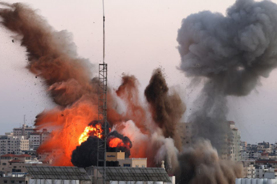طائرات الاحتلال تقصف منزلا في مدينة غزة