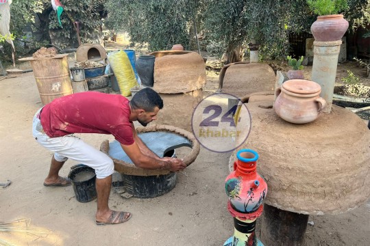 غزة: زوجان يصنعان أفران الطين والزخارف الفخارية إحياءً للتراث وتحدياً للبطالة