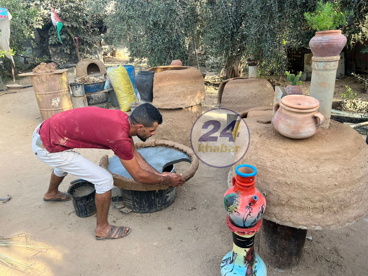 غزة: زوجان يصنعان أفران الطين والزخارف الفخارية إحياءً للتراث وتحدياً للبطالة