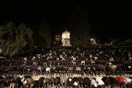 55 ألف مصل يؤدون صلاتي العشاء والتراويح في المسجد الأقصى
