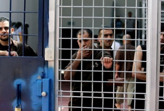 منهم 8 معتقلين إداريين.. 10 أسرى في سجون الاحتلال يواصلون الإضراب عن الطعام