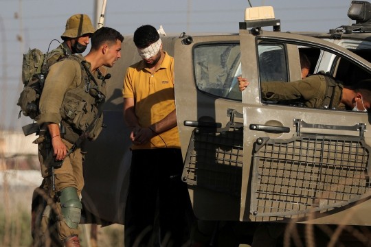 الاحتلال يعتقل 21 مواطنا من الضفة بينهم أسرى محررون