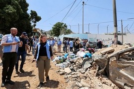 مبعوثون دوليون يزورون مخيم جنين وينددون بالعدوان الإسرائيلي