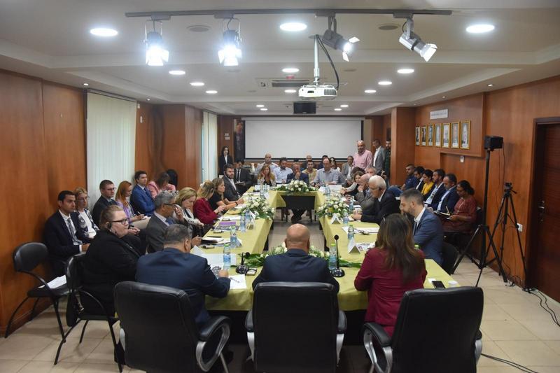 أبو هولي يُطلع 31 سفيرا وقنصلا في رام الله على الأزمة المالية لوكالة الغوث