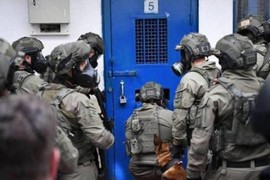 "وحدات القمع في سجون الاحتلال تقتحم قسم الأسرى في "عسقلان