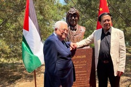 الرئيس يزيح الستار عن مجسم تذكاري للرئيس ياسر عرفات في حديقة المتحف الصيني ببكين