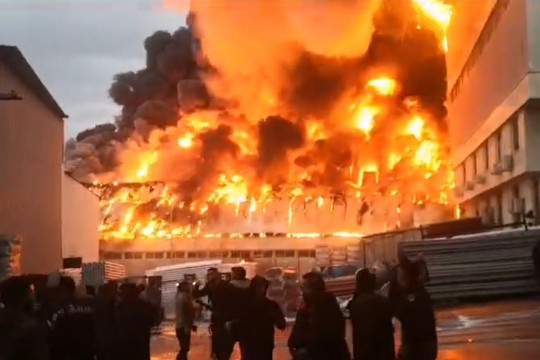 حريق ضخم في مصنع "رويال" للمواد البلاستيكية بالخليل