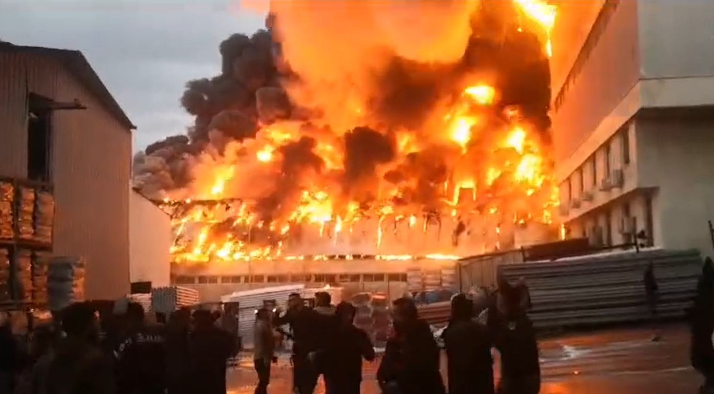 حريق ضخم في مصنع "رويال" للمواد البلاستيكية بالخليل