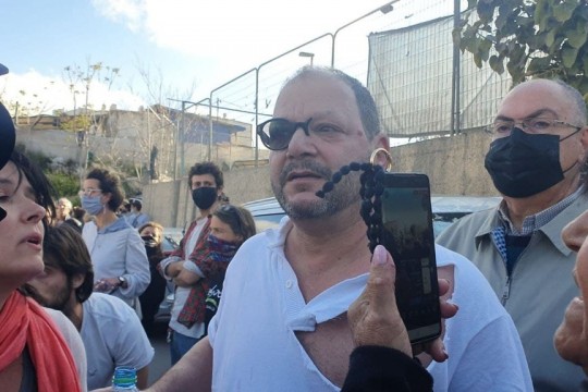 الشرطة الإسرائيلية تعتدي على النائب عوفير كسيف بالضرب المبرح