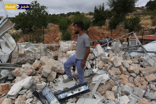 بالفيديو: قوات الاحتلال تهدم منزلاً قرب حلحول وتسلم  إخطارات بالهدم في يطا