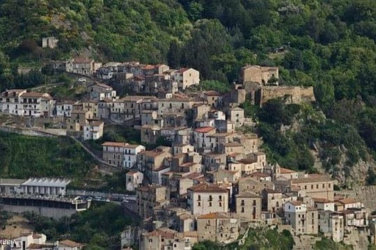 بلدة إيطالية تعرض منازلها للبيع مقابل يورو واحد !