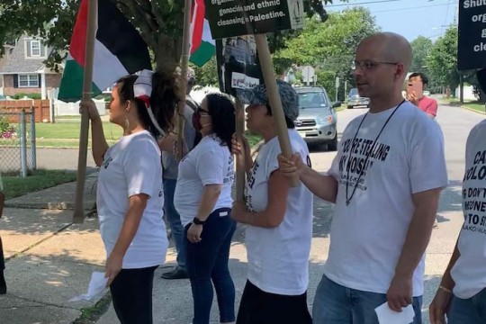 ناشطون فلسطينييون ومتضامنون يتظاهرون أمام منزل المستوطن "يعقوب" في نيويورك