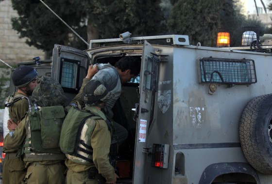 الاحتلال يعتقل 16 مواطناً من الضفة الغربية