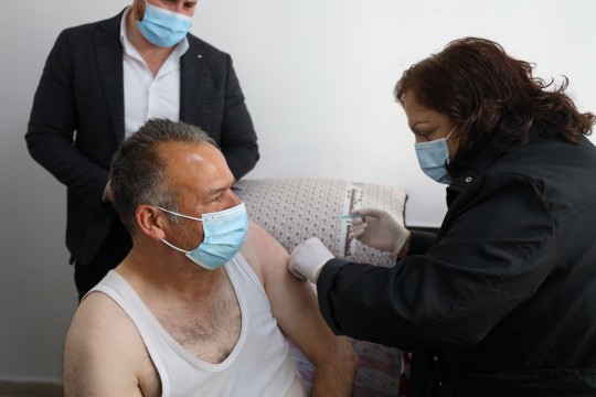 وزارة الصحة تبدأ بتطعيم ذوي الأسرى