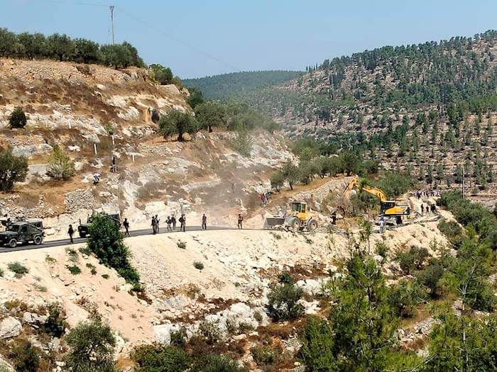 الاحتلال يخطر بتجريف أراضٍ زراعية غرب بيت لحم