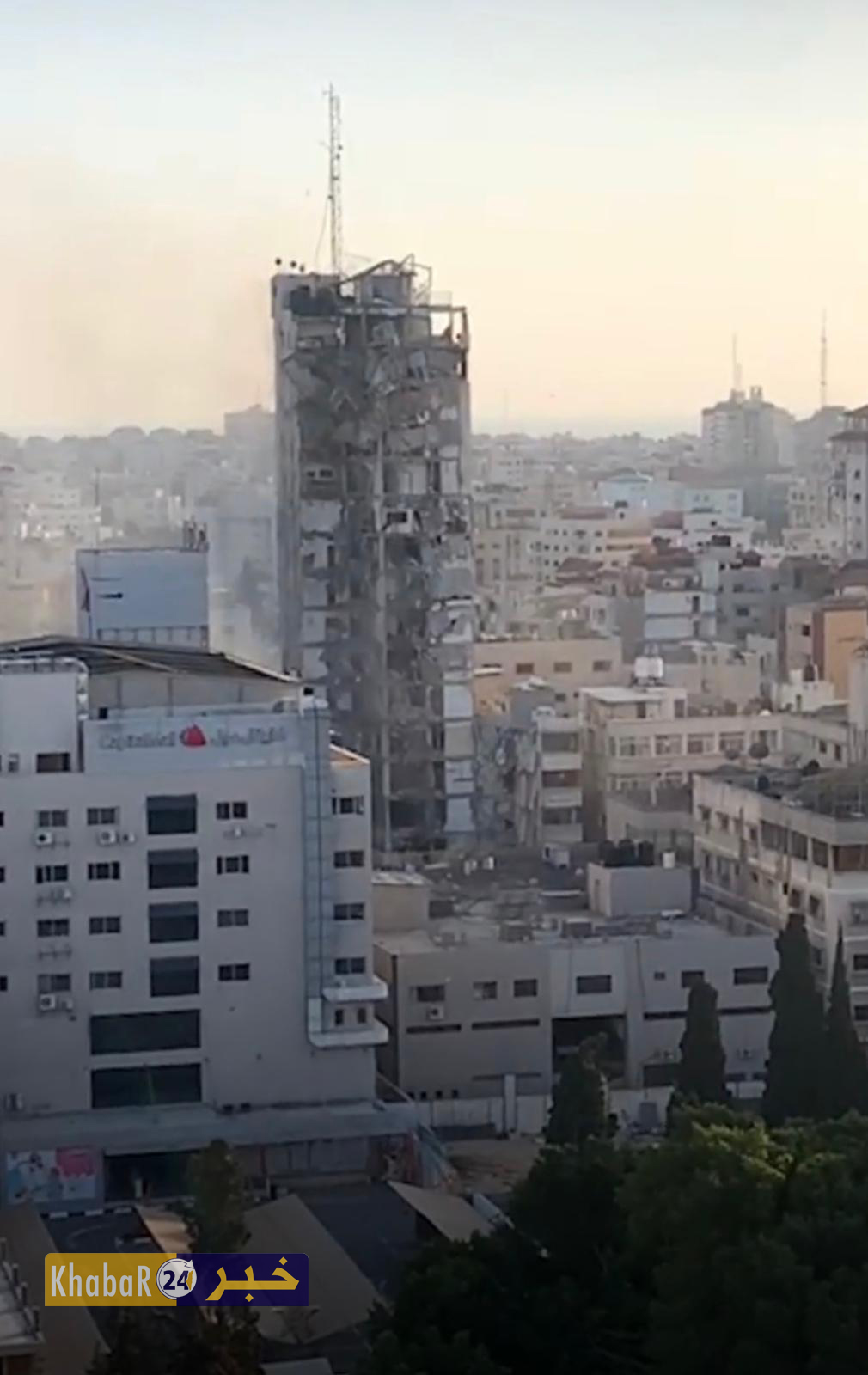 طائرات الاحتلال تدمر برج الشروق في غزة