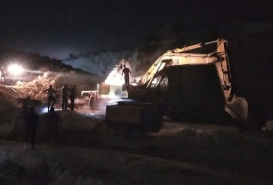 مستوطنون يحرقون معدات منشار حجر في جماعين جنوب نابلس