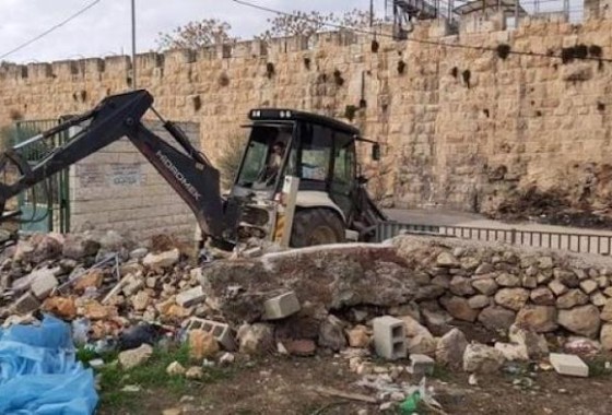 الاحتلال ينفذ أعمال تجريف بمقبرة الشهداء في القدس