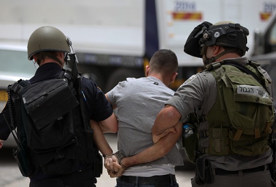 قوات الاحتلال تعتقل شاباً من أبو ديس جنوب القدس