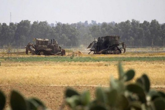 الاحتلال يتوغل شرق مخيم المغازي في قطاع غزة وينفذ أعمال تجريف