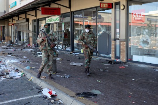 جنوب أفريقيا تعلن نشر آلاف الجنود في الشوارع لإنهاء أعمال النهب والعنف