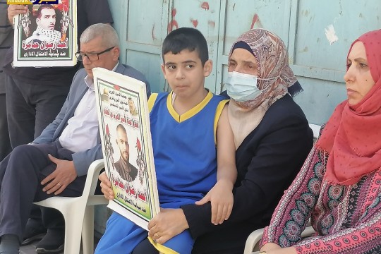 بالفيديو -  خلال وقفة تضامنية والدة الاسير أحمد حمامرة لخبر24 سأواصل الإضراب عن الطعام