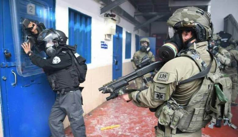 قوات القمع تقتحم قسم (7) في سجن رامون وتعبث بمقتنيات الأسرى