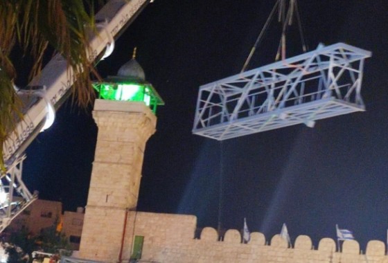 الاحتلال يركب هيكل المصعد بالحرم الإبراهيمي في بالخليل