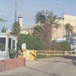الخليل: مستوطنون ينصبون بوابة حديدية على مدخل "حوش الشريف" تمهيدا للاستلاء عليه