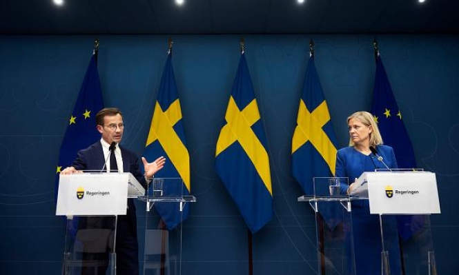 سفيرا السويد وفنلندا يقدمان طلب انضمام بلديهما إلى "الناتو"