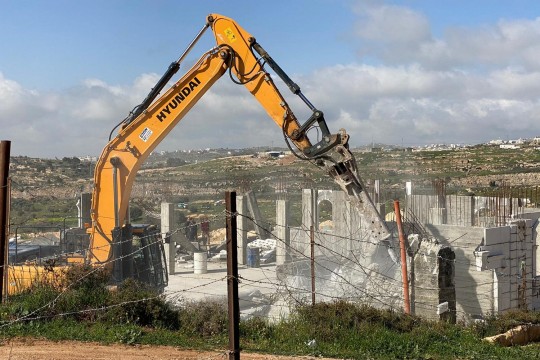 الاحتلال يهدم منزلا وبئرا قيد الانشاء في بني نعيم